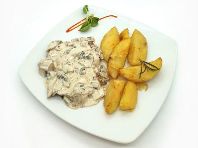 ARROSTO DI POLLO CON SALSA DI CREMA FUNGHI